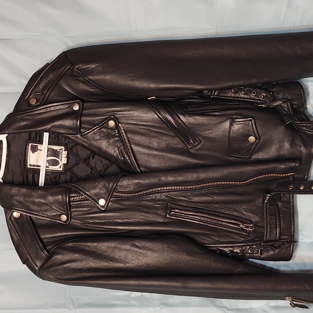 Mens genuine leather motorcycle jacket. Vintage. Medium but fits like large.